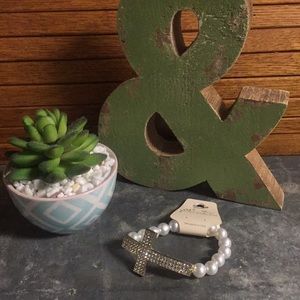 ☘️NWT! Faux Pearl and Rhinestone Cross bracelet